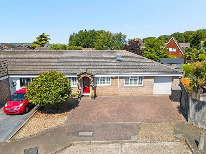 3 Bedroom Bungalow For Sale In Weald Close, Istead Rise, Gravesend, Kent, DA13