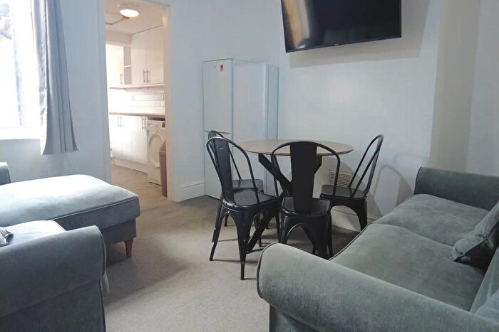 6 Bedroom Terraced House To Rent In Bed Student House // July, LN5