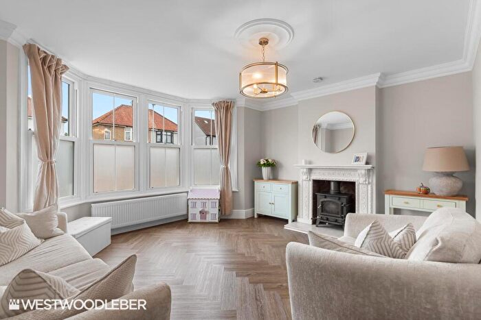 3 Bedroom Detached House For Sale In Rye Road, Hoddesdon, EN11