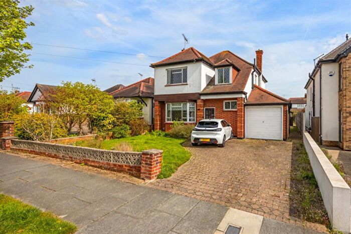 3 Bedroom Detached House For Sale In Berkeley Gardens, Leigh-On-Sea, SS9