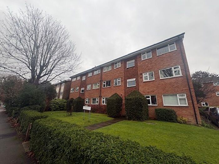 1 Bedroom Flat For Sale In Lovelace Gardens, Surbiton, KT6