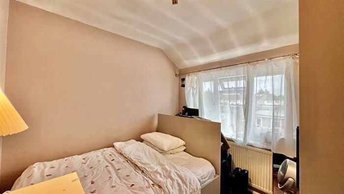 3 Bedroom Terraced House For Sale In Scotts Road, Southall, UB2