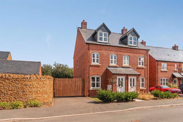 3 Bedroom Semi-Detached House For Sale In Bismore Road, Banbury, OX16