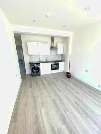 2 Bedroom Flat To Rent In Eastern Avenue, Ilford, Essex, London, United Kingdom, IG2