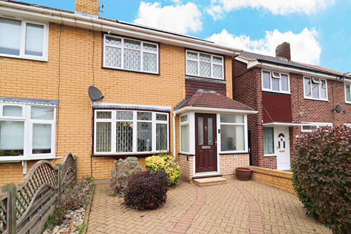 3 Bedroom Semi-Detached House For Sale In Gordon Road, Basildon, Essex, SS14