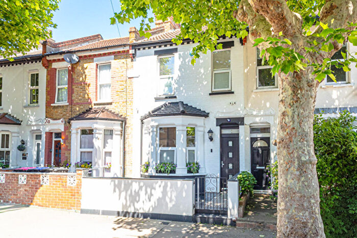 3 Bedroom Terraced House For Sale In Osborne Road, Westcliff-on-sea, SS0