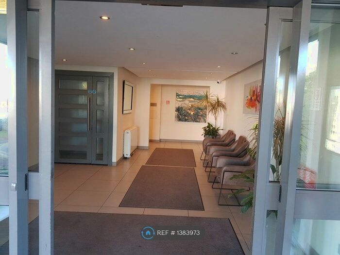 2 Bedroom Flat To Rent In Lakeside, Kingston Upon Thames, KT2