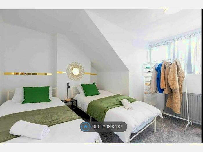 3 Bedroom Flat To Rent In York Road, Leeds, LS9