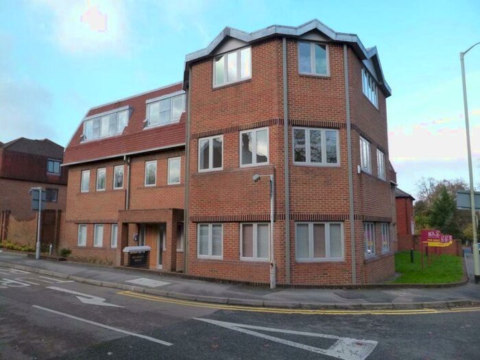 2 Bedroom Flat To Rent In Wokingham, RG40