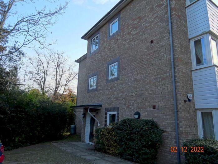 1 Bedroom Flat To Rent In Ash Tree Close, Surbiton, KT6