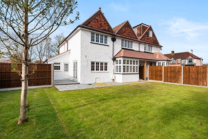 4 Bedroom Semi Detached House For Sale In Barrowsfield, South Croydon, CR2