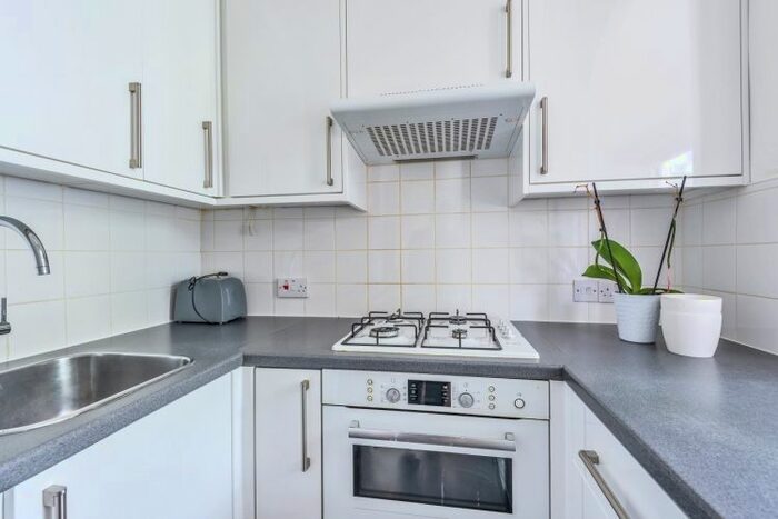 2 Bedroom Flat To Rent In Hofland Road, London, W14