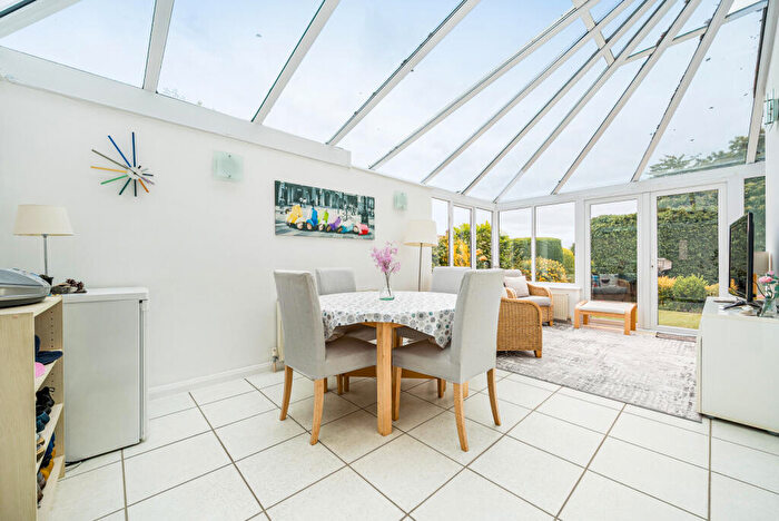 4 Bedroom Link Detached House For Sale In Treeside Drive, Farnham, GU9