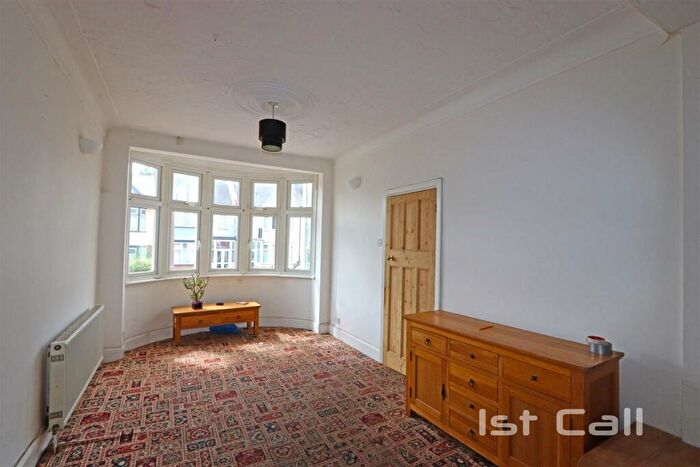 3 Bedroom Chalet For Sale In York Road, Southend-On-Sea, SS1