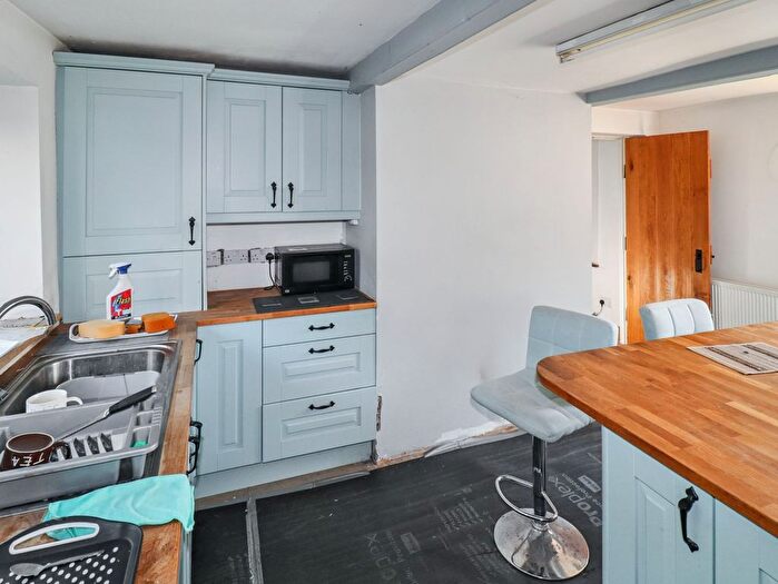 2 Bedroom Semi-Detached House For Sale In Briestfield Road, Briestfield, WF12