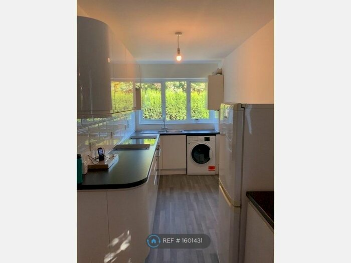 3 Bedroom Flat To Rent In Weydon Lane, Farnham, GU9