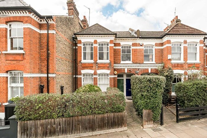 3 Bedroom Flat To Rent In Wix's Lane, London, SW4