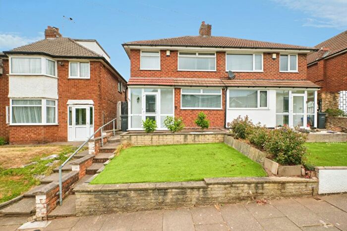 3 Bedroom Semi-Detached House For Sale In Greenholm Road, Birmingham, B44