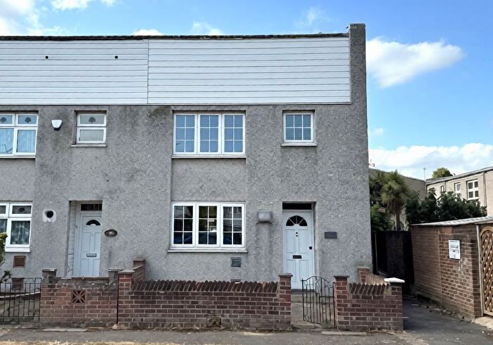 3 Bedroom End Of Terrace House For Sale In Buckbean Path, Romford, Essex, RM3