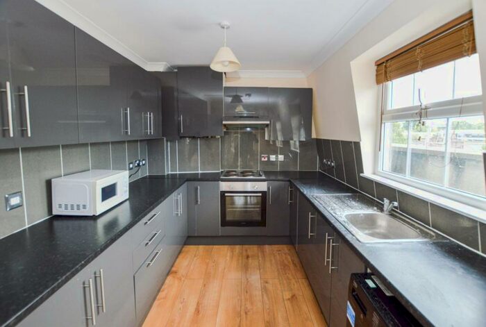 3 Bedroom Apartment To Rent In Lyndhurst Way, London, SE15