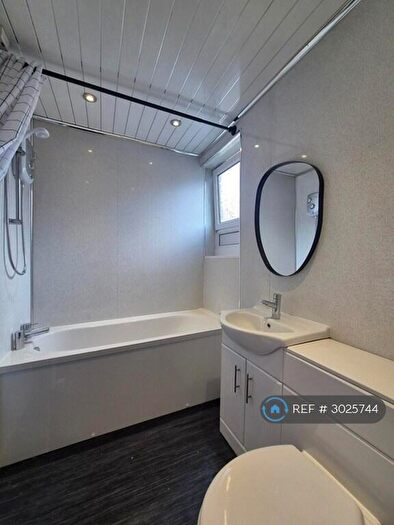 3 Bedroom Flat To Rent In Crofthill Road, Glasgow, G44