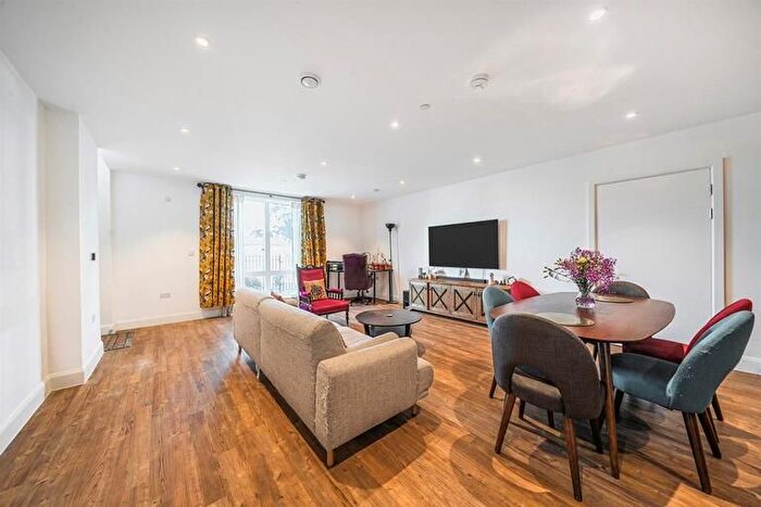 2 Bedroom Flat For Sale In London, London, N10