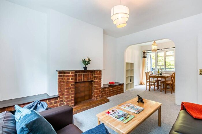 3 Bedroom Flat To Rent In Church Street, London, NW8