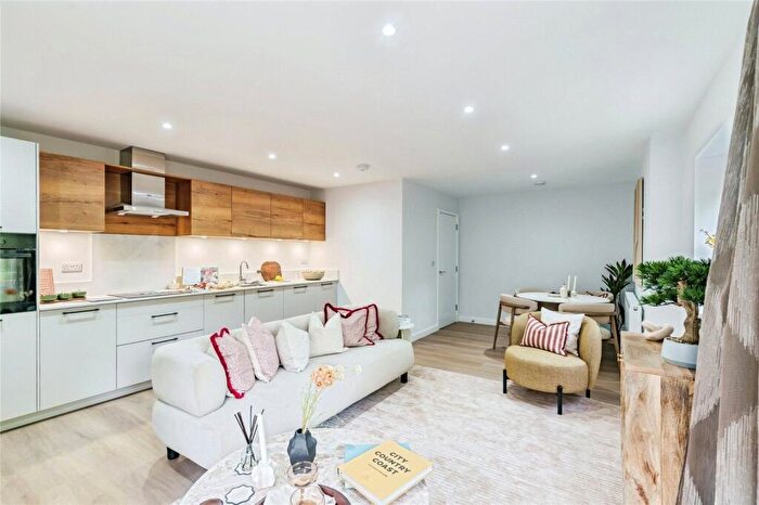 2 Bedroom Flat For Sale In Outwood Lane, Chipstead, Coulsdon, Surrey, CR5