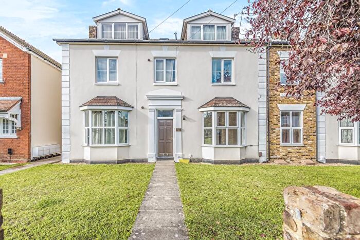 2 Bedroom Flat To Rent In Staines Upon Thames, Surrey, TW18