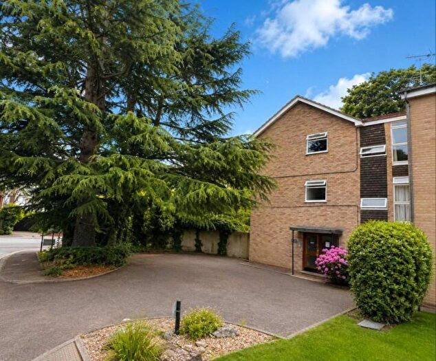 3 Bedroom Flat For Sale In Cedar Court, Windsor, SL4
