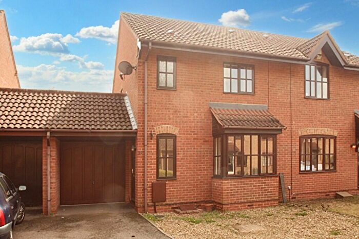 3 Bedroom Semi-Detached House To Rent In Malcote Close, Bedford, Bedfordshire, MK40