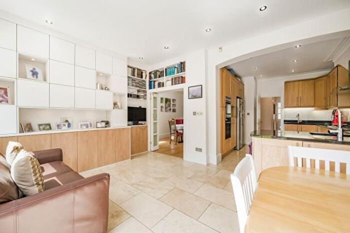 5 Bedroom Semi-Detached House For Sale In Holly Park, London, N3