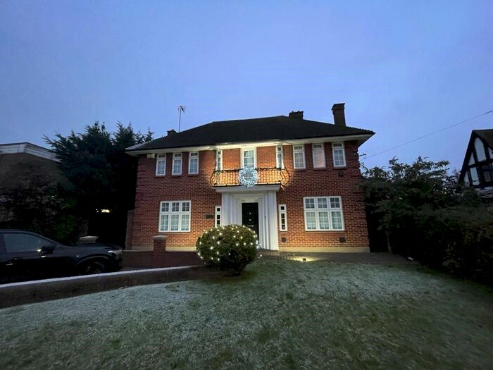 4 Bedroom Detached House To Rent In Victoria Avenue, Southend-on-Sea, Essex, SS2