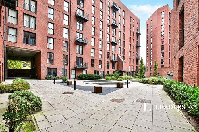 2 Bedroom Flat To Rent In Sillavan Way, Salford, Greater Manchester, M3