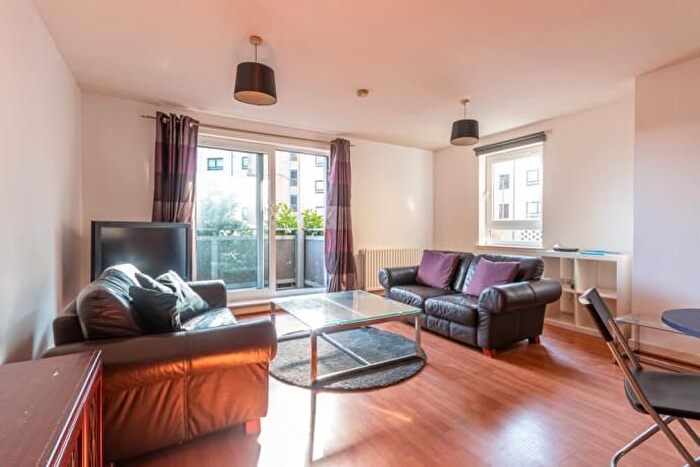 3 Bedroom Flat To Rent In Hawkhill Close, Edinburgh, EH7