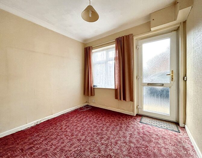 3 Bedroom Semi-Detached House For Sale In Whinfield Road, Dibden Purlieu, SO45