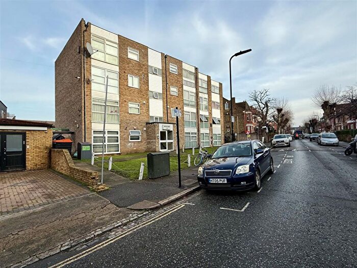 2 Bedroom Flat For Sale In Northfield Road, London, N16