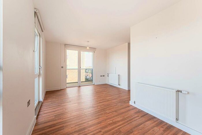 2 Bedroom Flat To Rent In Goldfinch Court, Child's Hill, London, NW11