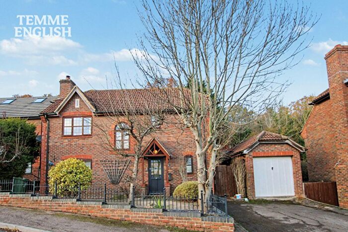 Detached House For Sale In Hillcrest View, Basildon, SS16