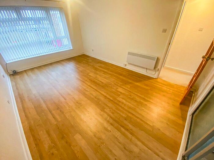 2 Bedroom Flat To Rent In Denis Close, Leicester, LE3