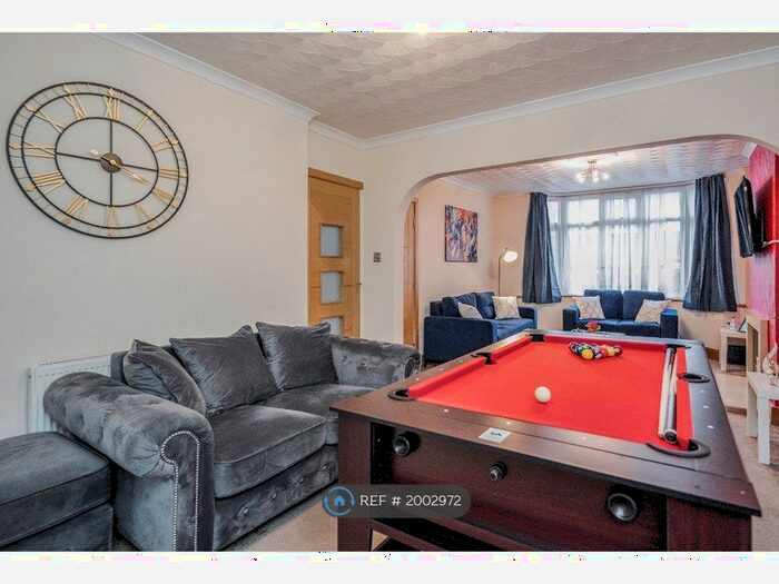 6 Bedroom Semi-Detached House To Rent In Blenheim Crescent, Luton, LU3