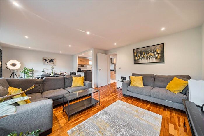 2 Bedroom Apartment For Sale In Plaistow Lane, Bromley, Kent, BR1