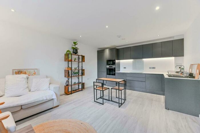 2 Bedroom Flat To Rent In High Street, Central Purley, Purley, CR8