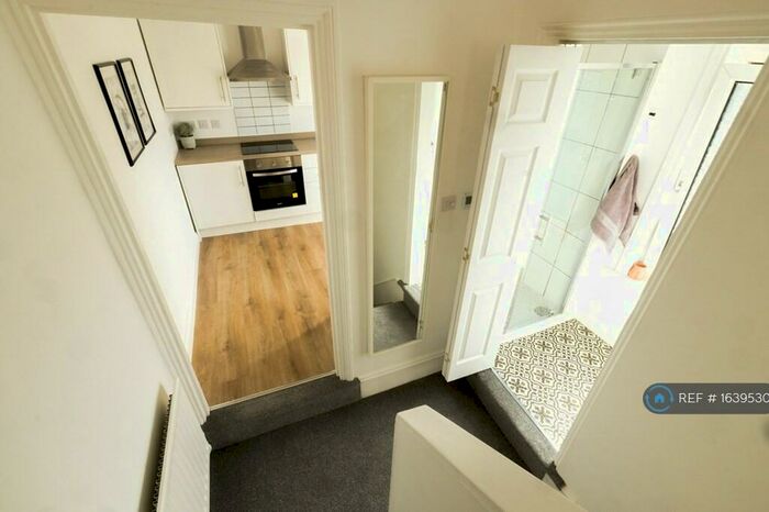 2 Bedroom Flat To Rent In Stanley Court, Newport, NP20