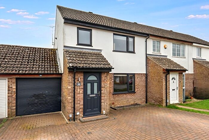 3 Bedroom Semi Detached House For Sale In Mayfield Close, Carterton, OX18