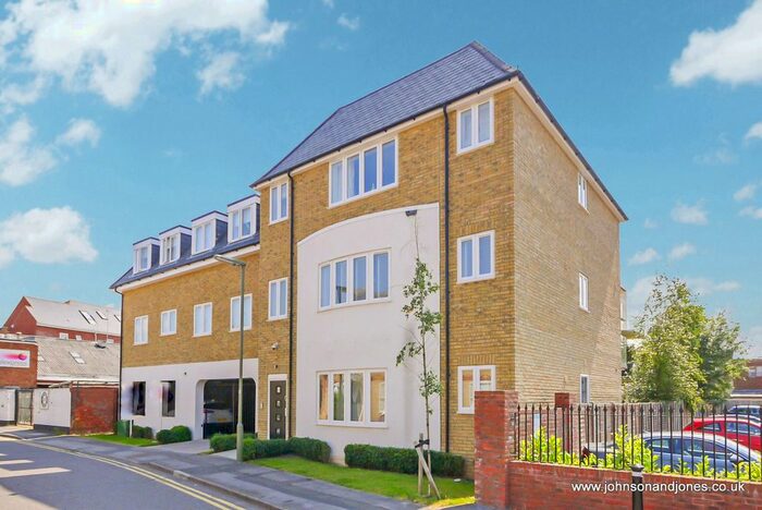 2 Bedroom Flat To Rent In Coronation House, Chertsey, KT16