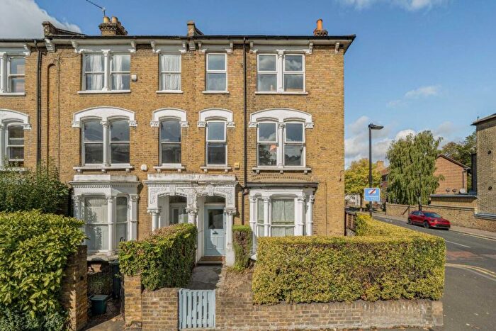 4 Bedroom Flat For Sale In Upper Tollington Park, London, N4