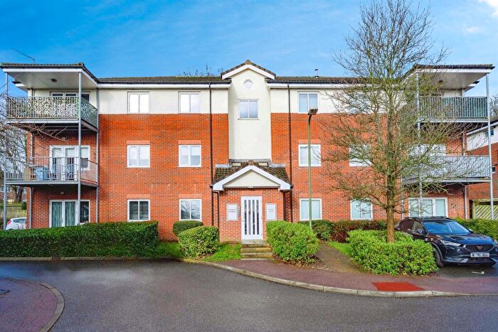 2 Bedroom Flat For Sale In Oatridge Gardens, Hemel Hempstead, HP2