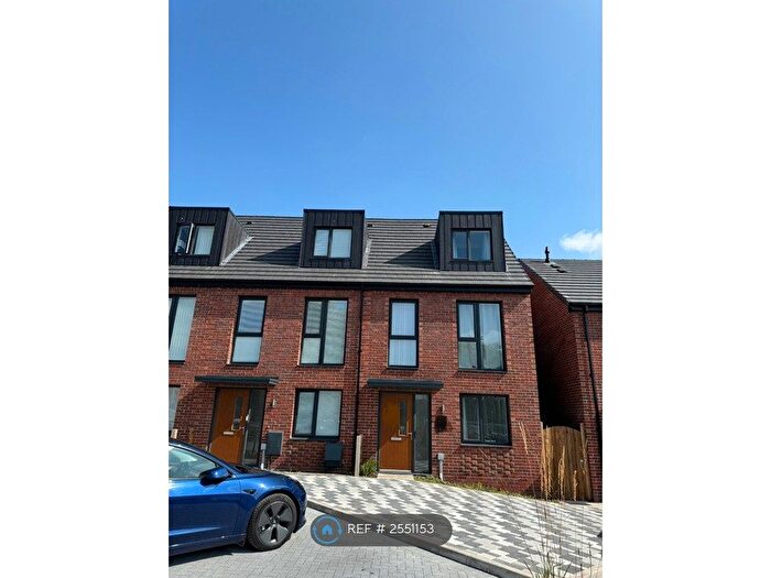 3 Bedroom End Of Terrace House To Rent In Amersham Street, Salford, M5