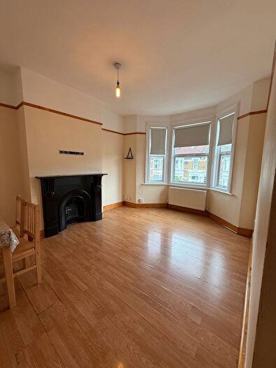2 Bedroom Flat To Rent In Grove Green Road, Leytonstone, E11